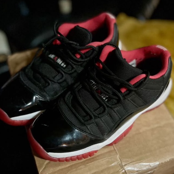 Air Jordan bred 11s low 5.5Y - Picture 1 of 2